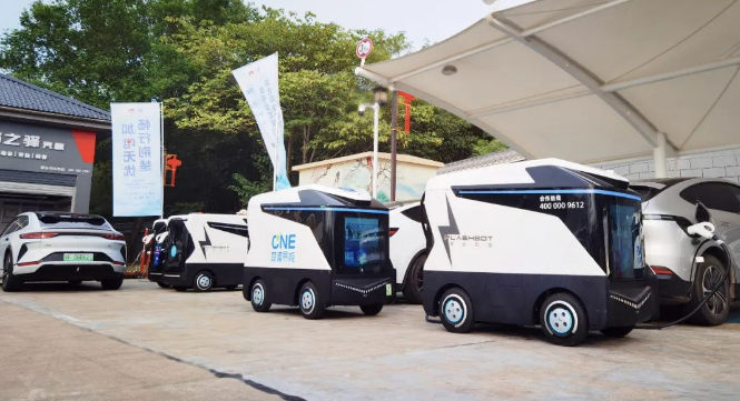 蚕丛机器人与湖北交投集团合作，在安陆服务区推出移动储能充电服务